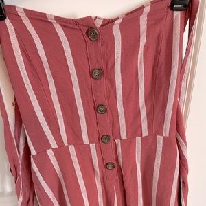 Size small/xs romper! Ties in the back and it’s perfect for summer!